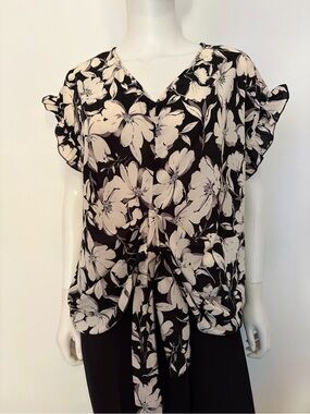 #742 Umgee NWT Black and Cream Floral Tie-Front Blouse. Size M. Retails for $50.